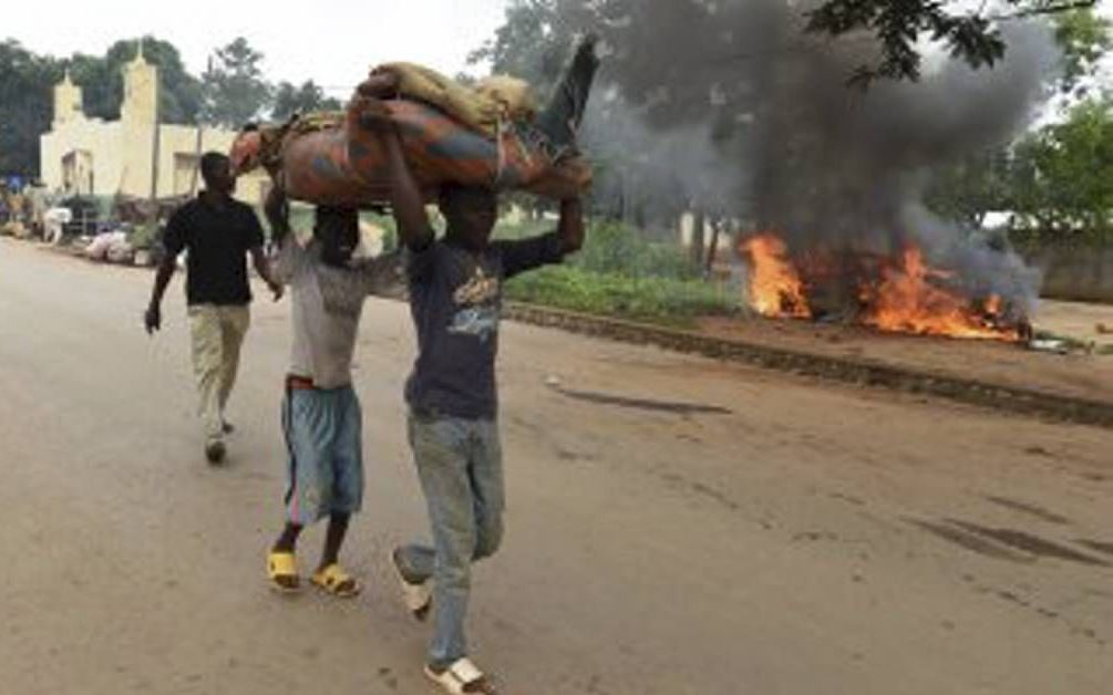 BANGUI. Onlusten rond een moskee in Bangui, april 2014. Rond het gebedshuis hadden vorig jaar honderden moslims veiligheid gezocht. Ze werden hier echter ook geregeld onder vuur genomen door antibalakamilities. beeld AFP