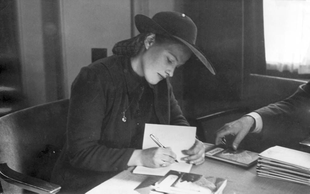 Schrijfster Hella Haasse signeert het door haar geschreven Boekenweekgeschenk ”Oeroeg" in het Internationaal Cultureel Centrum te Amsterdam, 15 april 1948.  Beeld ANP