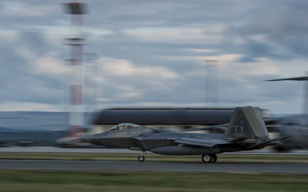 Een Amerikaans F-22-toestel, vorige week bij landing op de Duitse luchtmachtbasis Spangdahlem. De toestellen behoren tot het beste wat ze op het gebied van de luchtmacht in huis hebben. beeld US Air Force