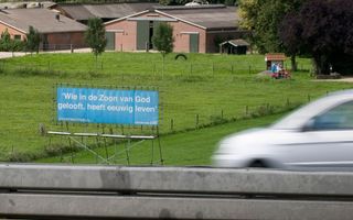 HATTEM – Langs de A28 bij Zwolle staat al jaren een groot doek met de Bijbeltekst Johannes 3:36. Stichting Titus, die het doek beheert, wil graag meer Bijbeltekstdoeken als deze langs drukke autowegen plaatsen. Foto RD