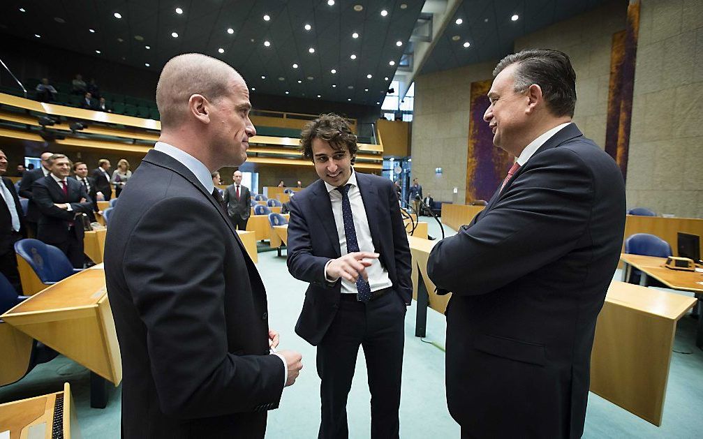 PvdA-leider Samsom (links) in gesprek met GroenLinksfractievoorzitter Klaver (midden). beeld ANP