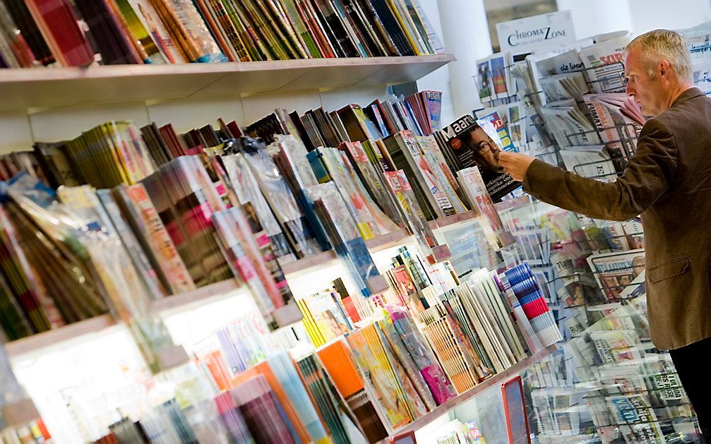 Een overstelpende hoeveelheid romans en detectives, science fiction en literatuur, studieboeken en naslagwerken rolt van de persen en belandt via de lezers in de oudpapiercontainers en versnipperaars. Foto ANP XTRA