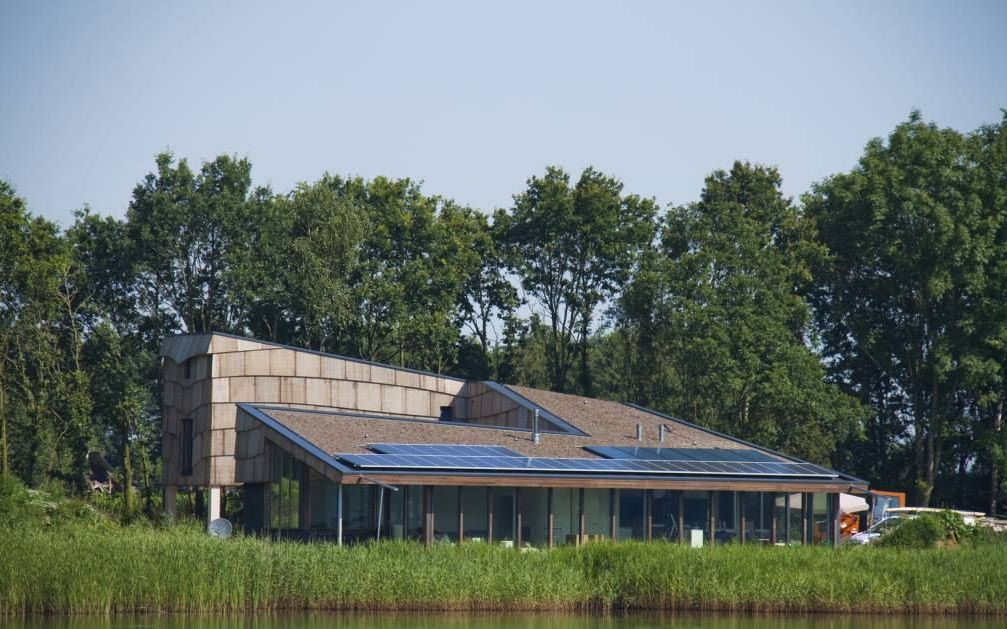 In het Drentse landschap van Holtien, nabij Dwingeloo, staat een volledig zelfvoorzienend woonhuis, opgebouwd met veel tweedehands materialen. Foto beeld B+O Architectuur en Interieur