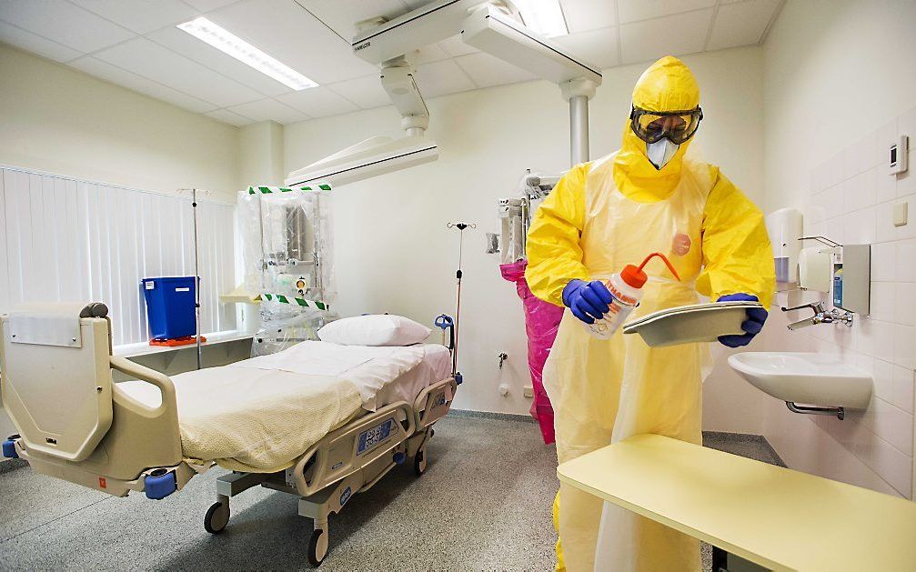 Een arts in speciale kleding in een geïsoleerde kamer voor de behandeling van een patiënt met het ebolavirus in het AMC in Amsterdam. beeld ANP