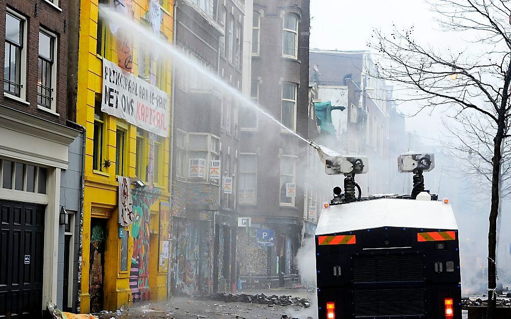 De politie heeft woensdagavond in de Spuistraat in Amsterdam ook het laatste van de zogeheten Tabakspanden ontruimd. Krakers hadden het van binnen gebarricadeerd en daarom duurde het even voor de politie het pand leeg had. Bij de actie heeft de politie 19