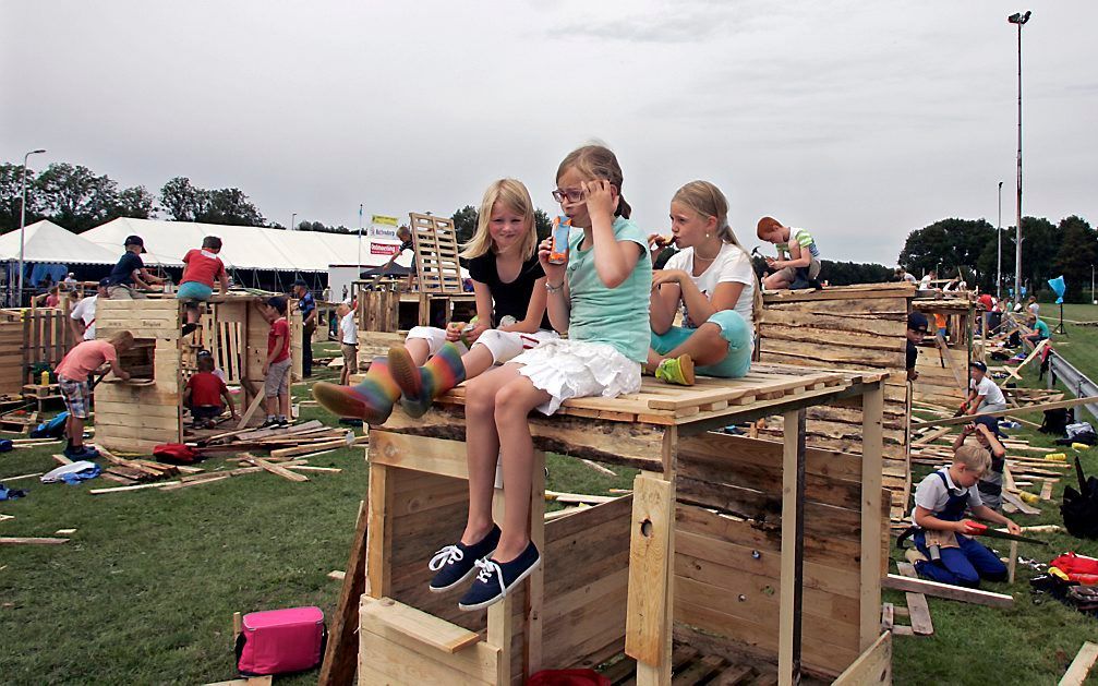 STAPHORST. In Staphorst is woensdag het zogeheten Huttendorp van start gegaan. Voor het eerst in de 15-jarige geschiedenis van het timmerfestijn verrijst ook in buurdorp Rouveen een houten stad, gemaakt door kinderen die in de groepen 5, 6, 7 en 8 zitten.