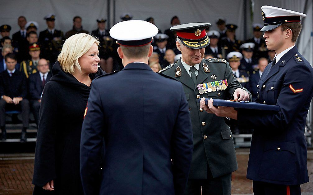 Minister Hennis-Plasschaert van Defensie en commandant der strijdkrachten Middendorp onderscheiden twee mariniers voor hun inzet tijdens de NAVO-antipiraterijmissie Ocean Shield. beeld ANP