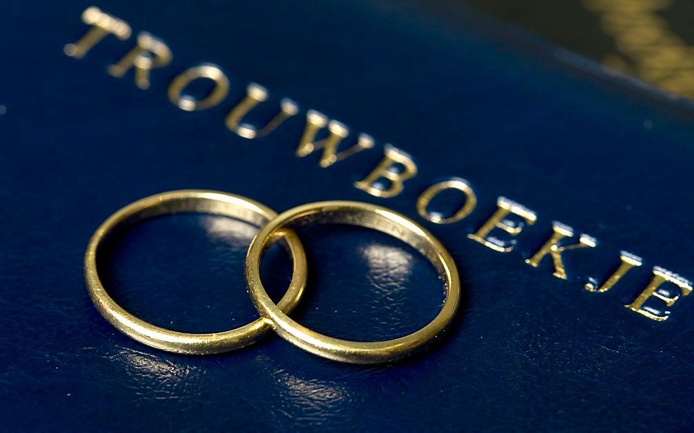 Nederlander trouwt steeds later en iets minder