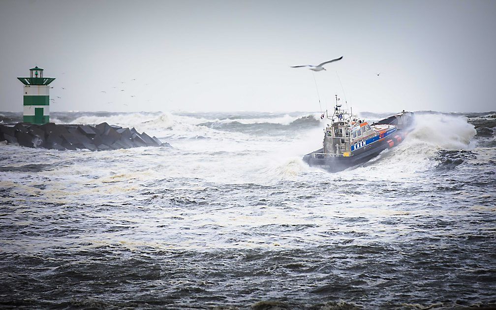 Een combinatie van springtij en stormachtige wind zorgt voor hoge waterstanden.  Foto: het Noordelijk Havenhoofd in Scheveningen. beeld ANP