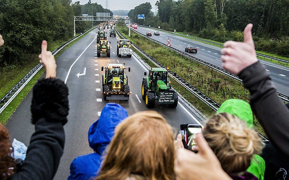 Omstanders betuigen hun steun aan protesterende boeren. beeld ANP