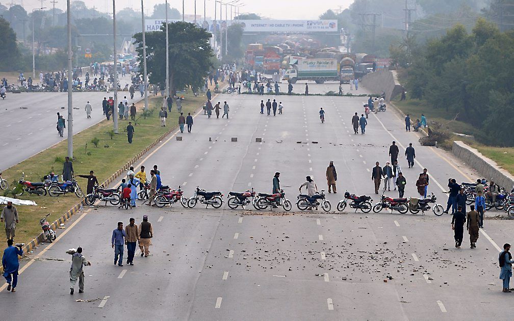 Betogers hebben voor de tweede dag op rij wegen geblokkeerd in Pakistan. beeld AFP