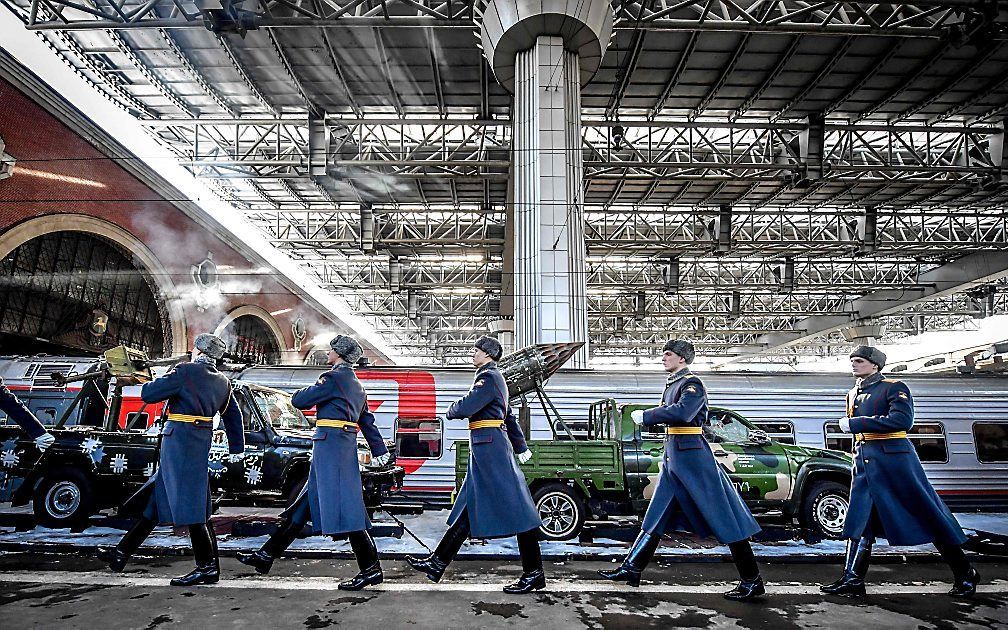 Russische erewacht bij de trein met militaire trofeeën die Russische militairen in Syrië hebben buitgemaakt. De trein vertrok eind februari van het station van Moskou (foto) voor een rondrit langs 60 Russische steden. beeld AFP, Yuri Kadobnov