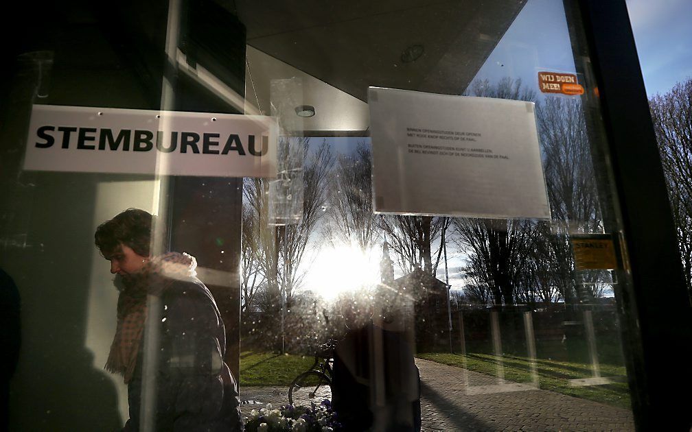 Stemmen op het stembureau van de gemeente Schiermonnikoog voor het referendum over het associatieverdrag tussen EU en Oekraine. beeld ANP