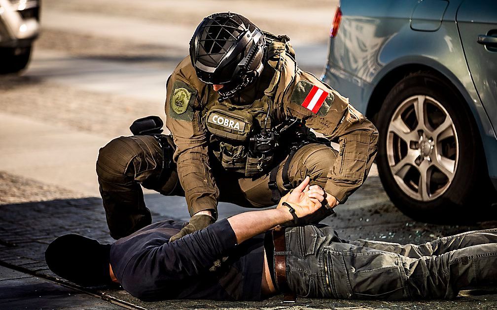 Bij de demonstratie werd een arrestatie nagebootst. In een auto zat een verdachte. Meerdere eenheden vanuit verschillende samenwerkingen rekenden de man in en voerden hem af. beeld ANP