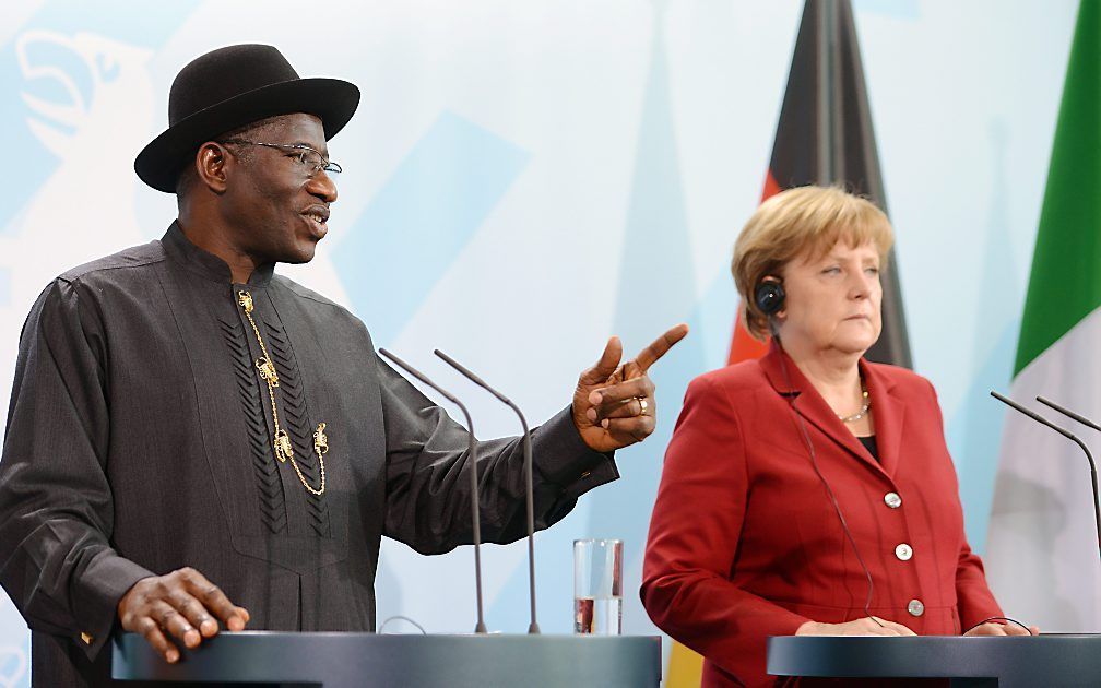 De Nigeriaanse president Goodluck Jonathan (l.) met de Duitse bondskanselier Angela Merkel. Foto EPA