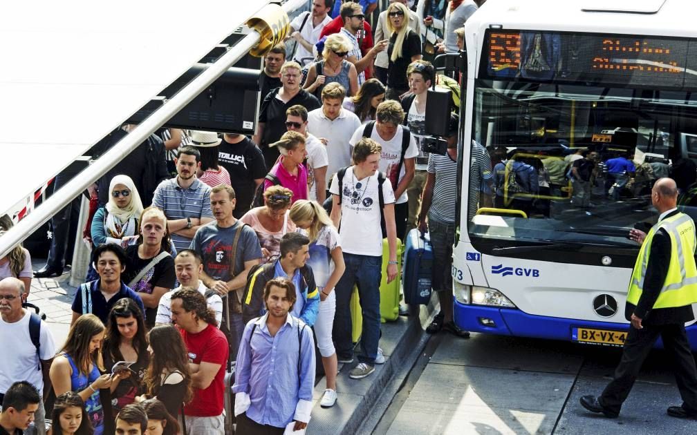 Drukte bij de extra bussen op Schiphol. beeld ANP