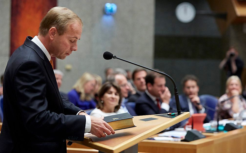 Van der Staaij leest woensdagavond voor uit de Bijbel. Beeld ANP