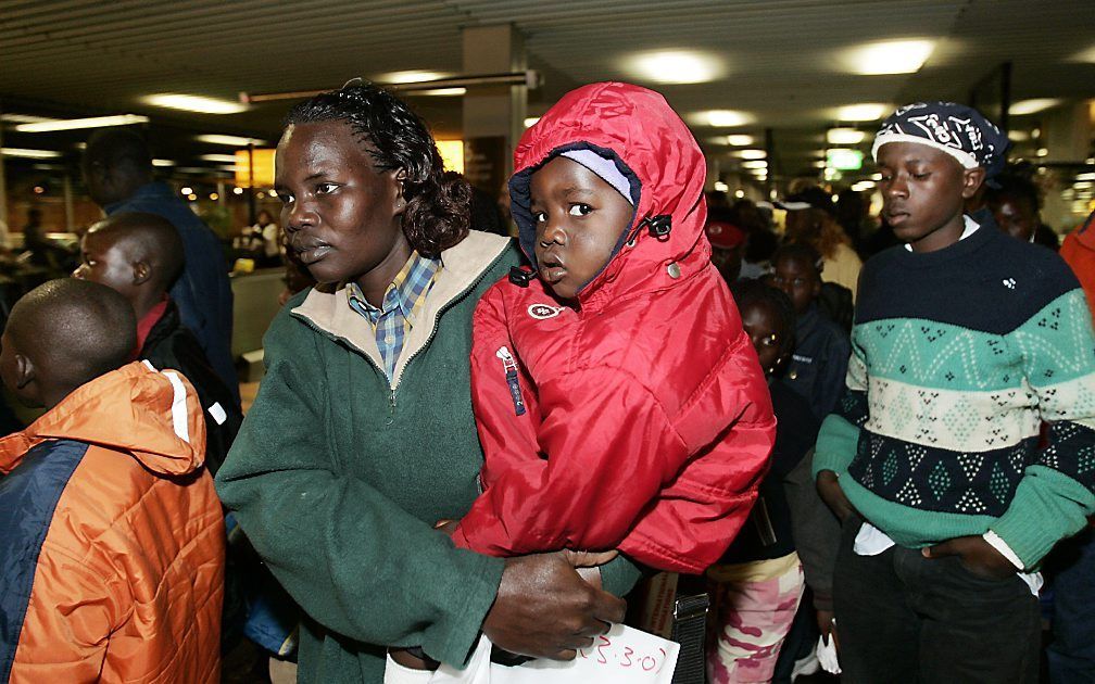 Een groep uitgenodigde vluchtelingen arriveert vanuit Kenia op Schiphol. beeld ANP