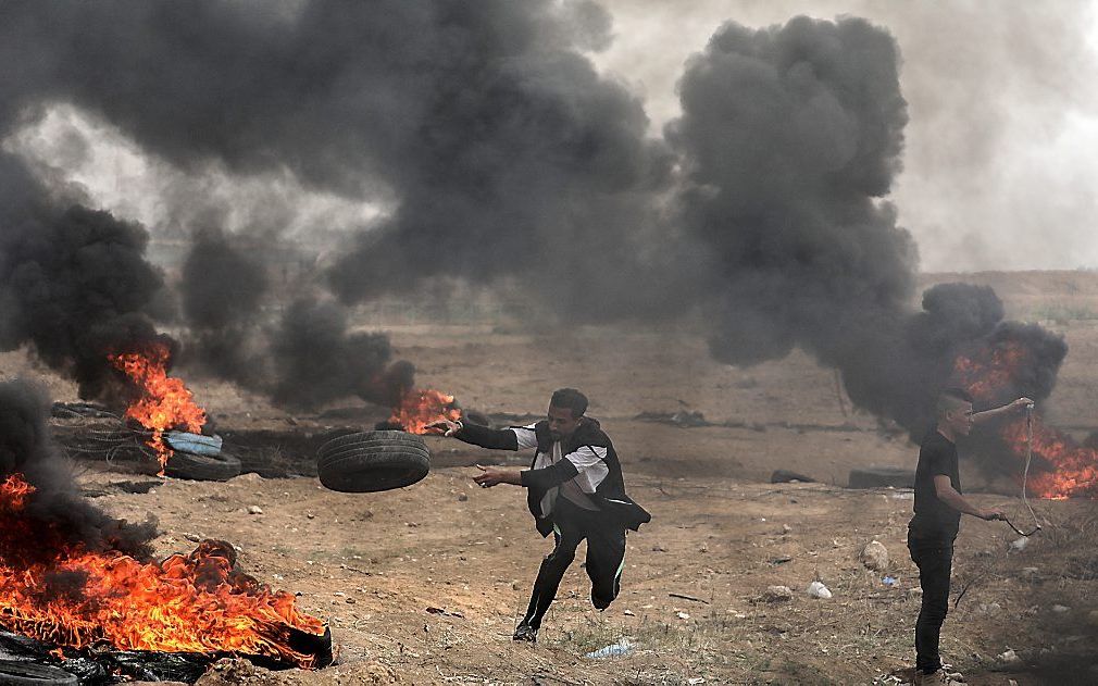 Palestijnen protesteren wekelijks tegen het nederzettingebeleid van de Israëlische regering. beeld EPA, Mohammed Saber