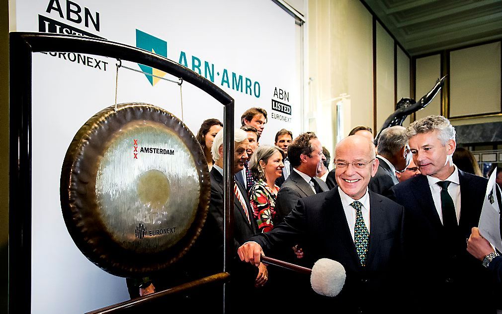 Gerrit Zalm, voorzitter Raad van Bestuur, doet een proefslag op de gong voorafgaand aan de beursgang van ABN AMRO. Beeld ANP