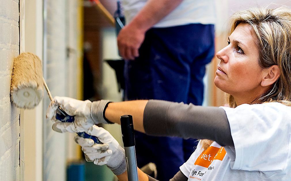 Koningin Maxima stak vorig jaar ook haar handen uit de mouwen. beeld ANP