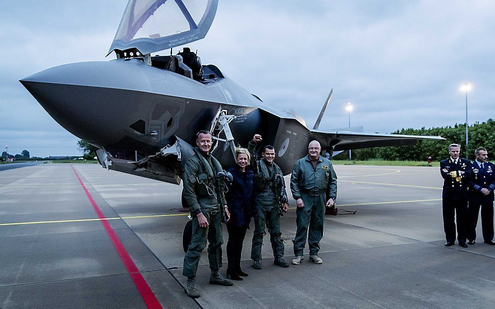 Minister van Defensie Hennis-Plasschaert met de piloten na de landing van de JSF op vliegbasis Leeuwarden, eerder deze week. beeld ANP, Robin van Lonkhuijsen