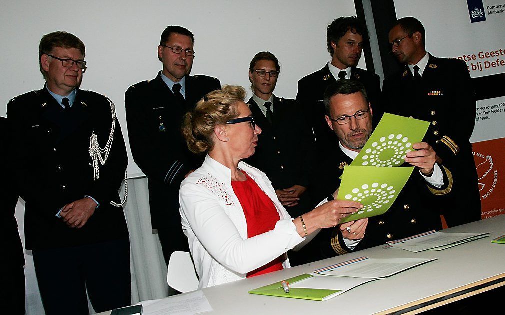 Ondertekening van het convenant door prof. dr. Mechteld Jansen (rector van de PThU, l.) en ds. Klaas Henk Ubels (hoofdkrijgsmachtpredikant). beeld Harry Kannegieter