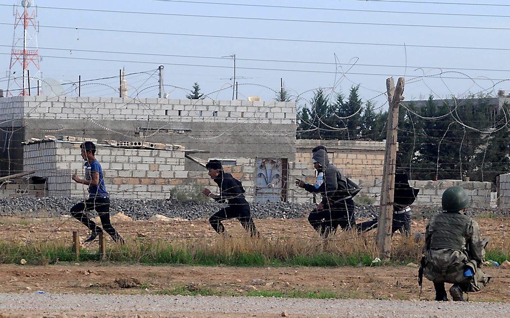 Syrische vluchtelingen bij de grens met Turkije.  Foto EPA