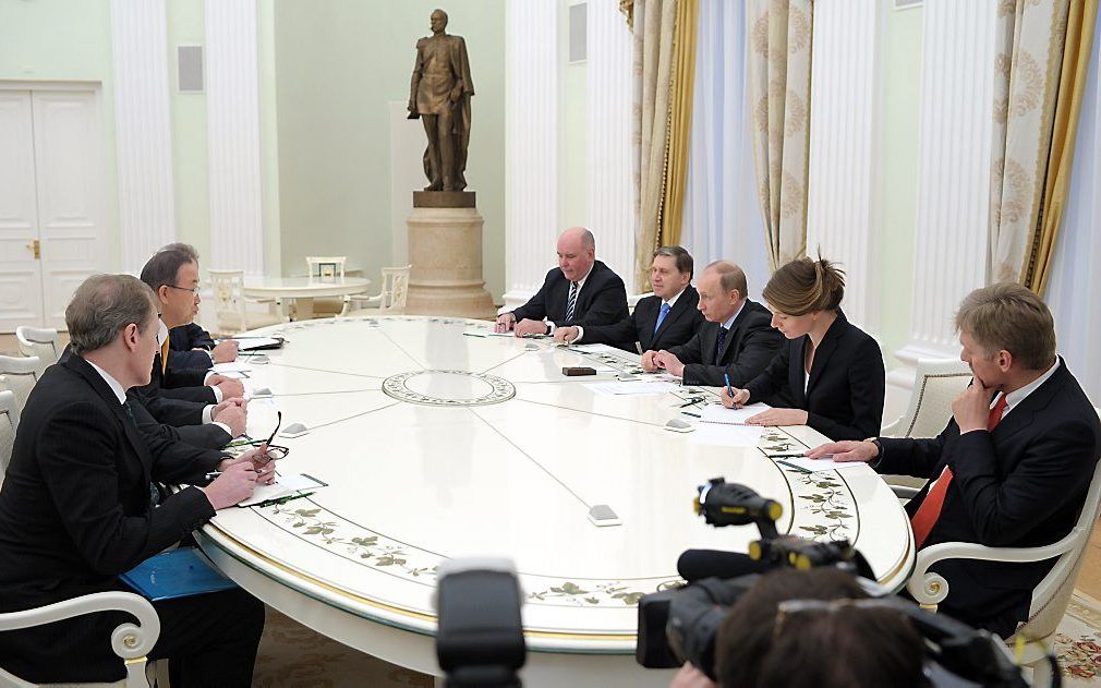 VN-chef Ban Ki-moon spreekt met de Russische president Vladimir Poetin. beeld AFP