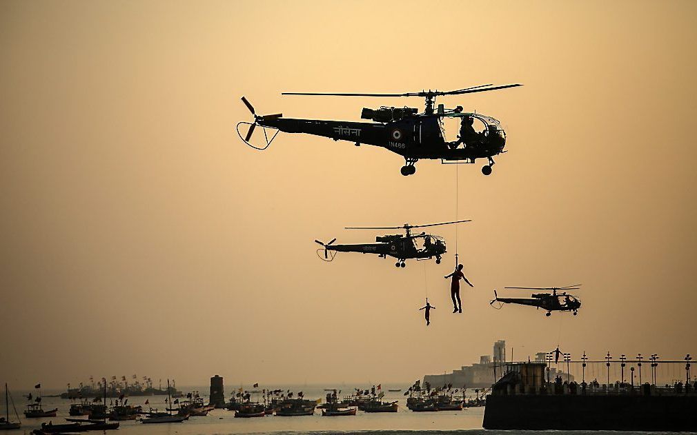 Commando's van de Indiase marine demonstreren hun kunnen tijdens een militaire oefening voorafgaande aan de viering van de Dag van de Marine op 4 december. Op die dag wordt stilgestaan bij de aanval van de Indiase marine op de haven van het Pakistaanse Ka