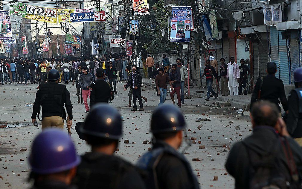 Duizenden mensen hebben maandag in de stad Lahore in het oosten van Pakistan betoogd tegen de regering van het land. Zij verweten de autoriteiten gebouwen van christenen onvoldoende te beschermen. beeld AFP