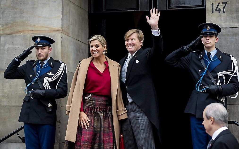 Koning Willem-Alexander en koningin Máxima komen aan bij het Paleis op de Dam. beeld ANP