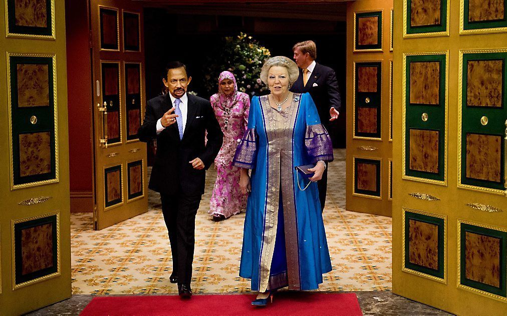 BANDAR SERI BEGAWAN - Koningin Beatrix met sultan Hassanal Bolkiah van Brunei op de laatste avond van het staatsbezoek aan het sultanaat. De koningin biedt als afsluiting een concert aan van het rietkwintet Calefax. Foto ANP