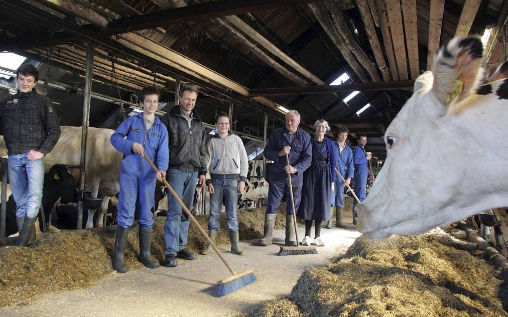 De boerderij van Henk en Hendrik Mulder in Staphorst is een familiebedrijf. Foto: derde van links Henk Mulder, vijfde van links zijn vader Hendrik en daarnaast Henks moeder, Klaasje. Foto Eelco Kuiken