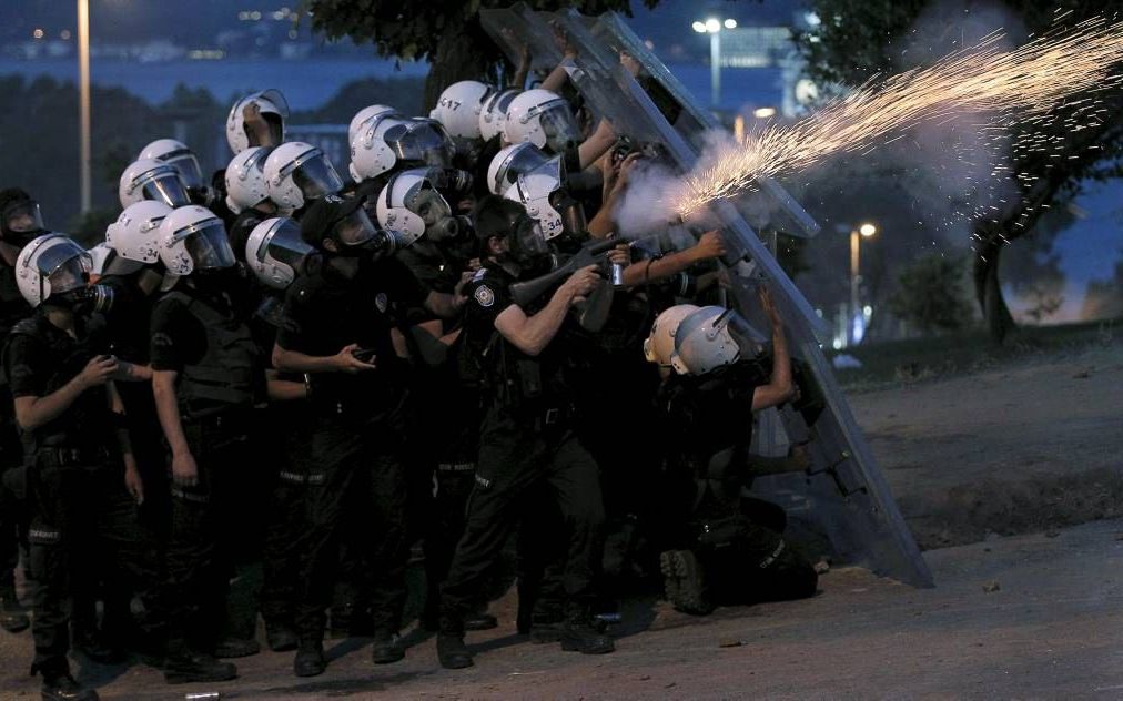 Duizenden betogers zijn gisteravond opnieuw naar het Taksimplein in de Turkse stad Istanbul getrokken om tegen het beleid van premier Recep Tayyip Erdogan te demonstreren. De politie reageerde met traangas. Foto EPA