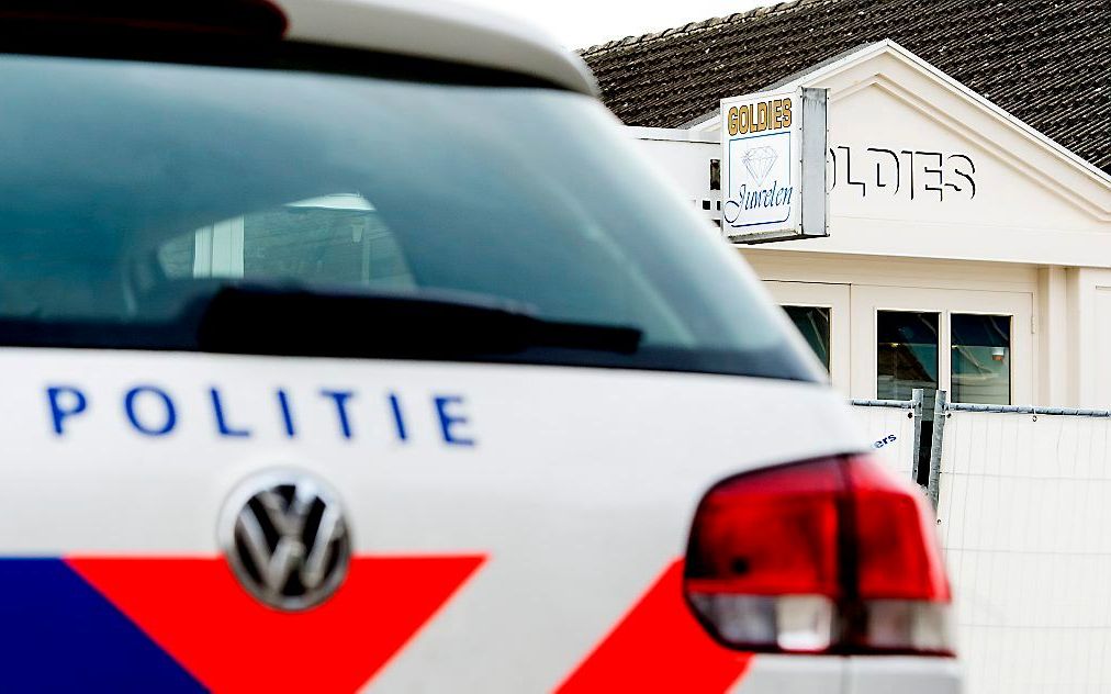 De politie is op zoek naar nog één of twee mannen die mogelijk betrokken waren bij de overval op de juwelier in Deurne.  beeld ANP