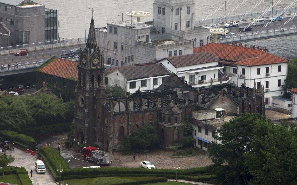 Een grote brand in de Oost-Chinese stad Ningbo heeft maandag een van de oudste kerken in China, de Jiangbei-kathedraal, verwoest. Beeld AFP