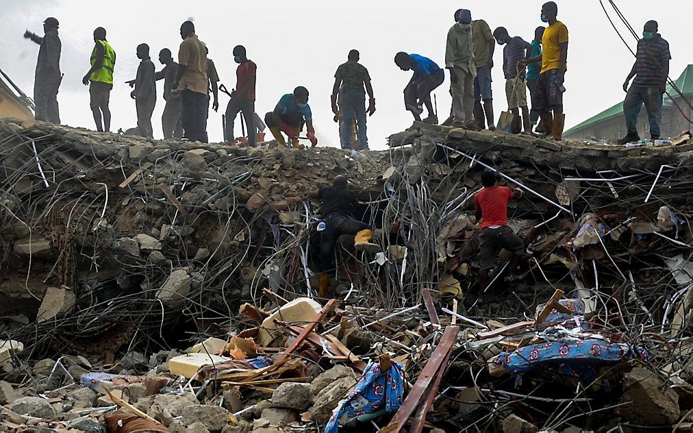 Zoektocht naar overlevenden in Lagos. Beeld EPA