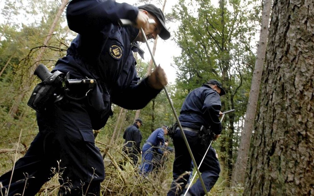 De politie zocht in 2006 in een bosperceel bij het Gelderse Putten naar de sinds 1994 vermiste Maria van der Zanden. Een lichaam is nooit gevonden en de zaak is tot op de dag van vandaag nooit opgehelderd. beeld ANP