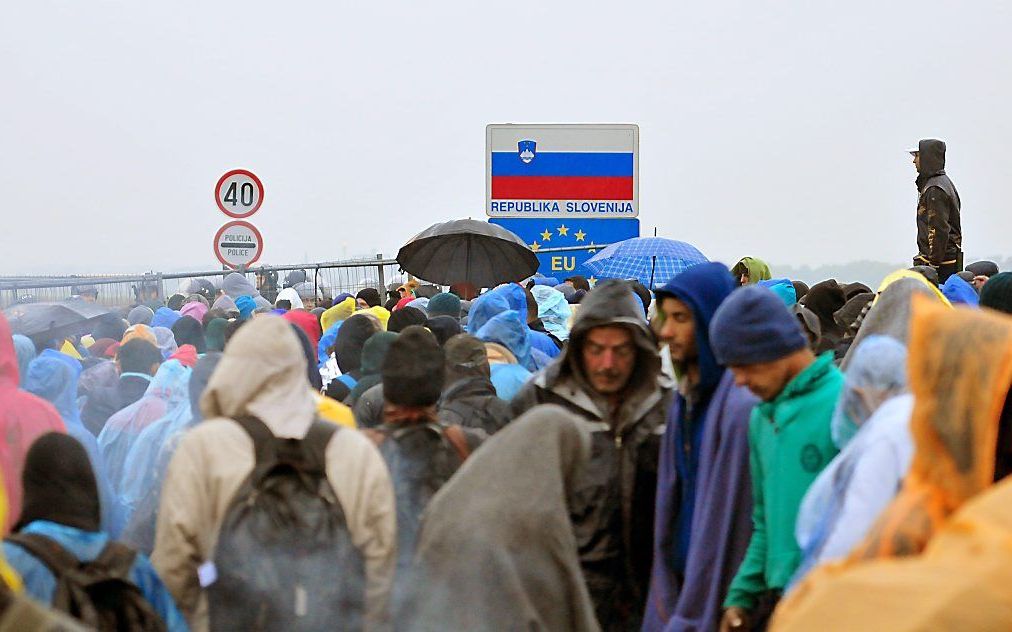 Vluchtelingen bij de grens met Slovenië. Beeld EPA