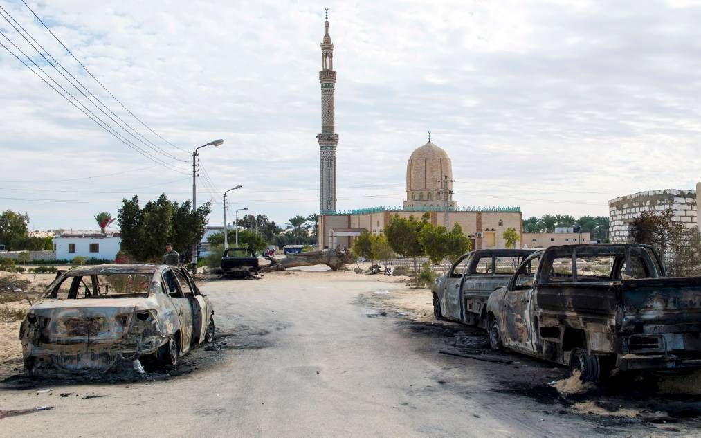 Bij de aanslag op Al Rawdamoskee in Bir-al-Abed kwamen vrijdag meer dan driehonderd mensen om.  beeld AFP