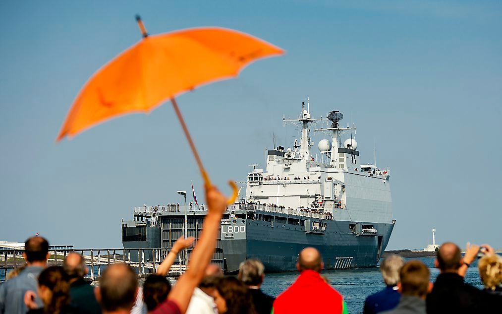 Familieleden en vrienden zwaaien de bemanning uit van het amfibisch transportschip Zr. Ms. Rotterdam uit. beeld ANP