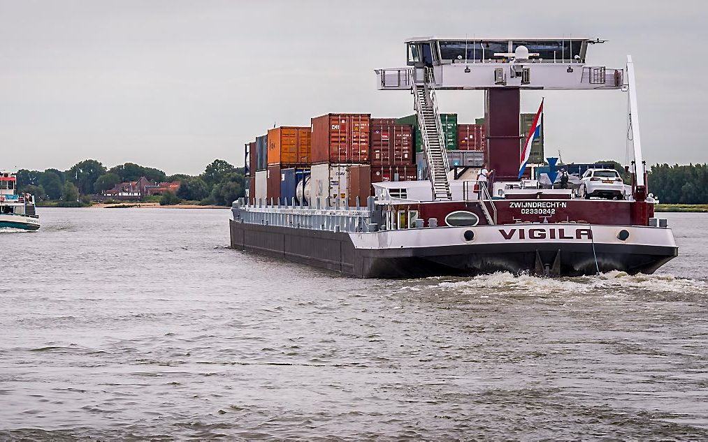 De binnenvaart kampte behalve met lage vrachtprijzen ook met hoge waterstanden, waardoor rivierschepen met aangepaste snelheden moesten varen. beeld ANP