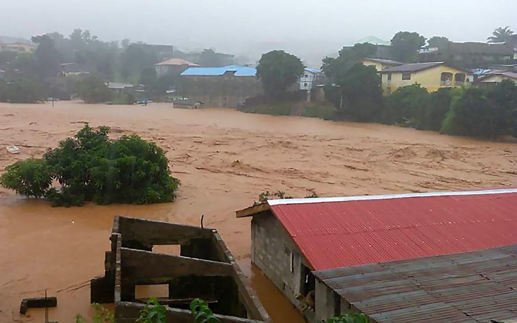 Zware regenval in het West-Afrikaanse land leidde maandag tot grote modderstromen bij de hoofdstad Freetown. Het dodental is de vierhonderd gepasseerd en er worden nog honderden mensen vermist. Duizenden anderen hebben onderdak en andere hulp nodig. beeld