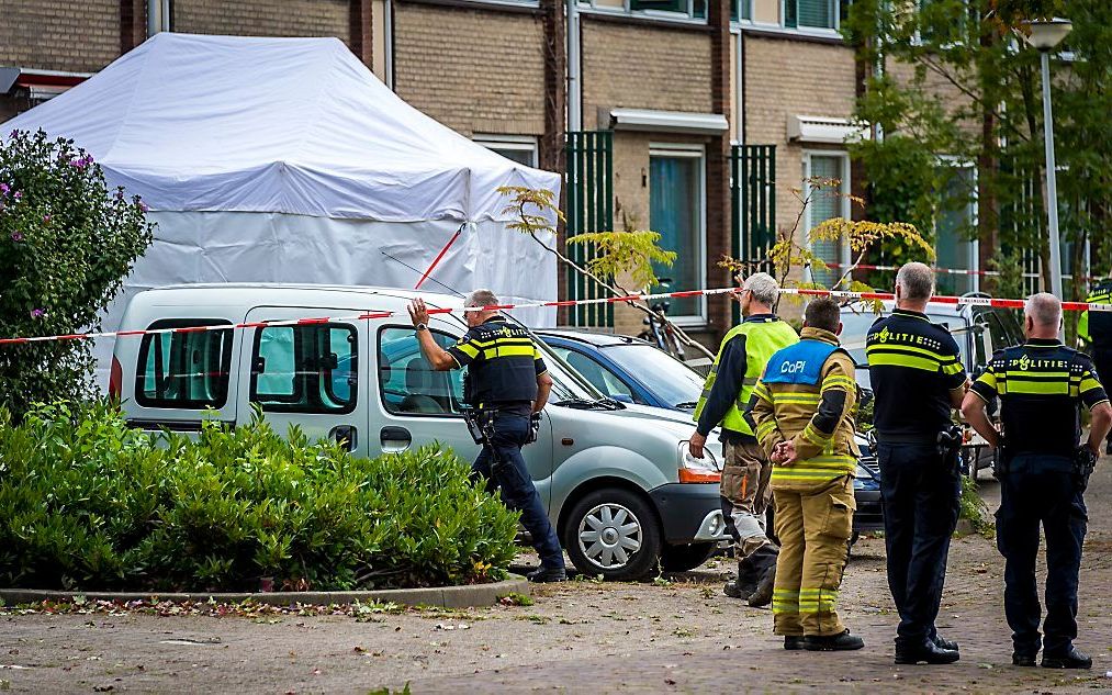 Onderzoek bij een woning aan de Cremerstraat in Papendrecht waar bij een grote brand 4 doden gevallen zijn. beeld ANP