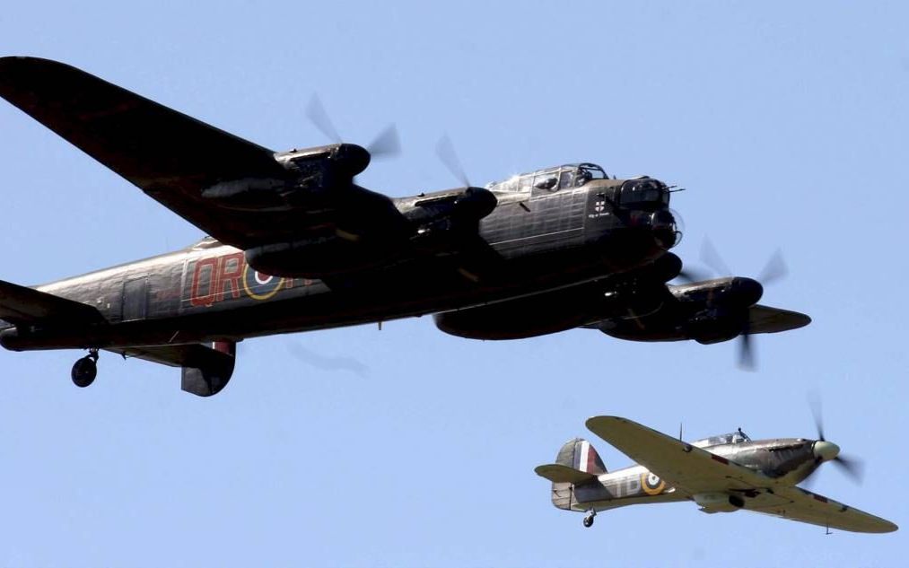 Een bommenwerper van het type Avro Lancaster met op de achtergrond een Hawker Hurricane jachtvliegtuig. Waarschijnlijk ligt er in Zelhem een Lancaster onder de grond. Foto EPA