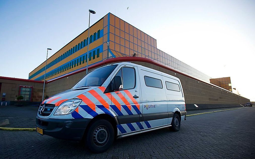 Een politiebus rijdt naar de gevangenis De Schie in Rotterdam. Het aantal gevangenen daalt relatief snel in Nederland. Foto ANP