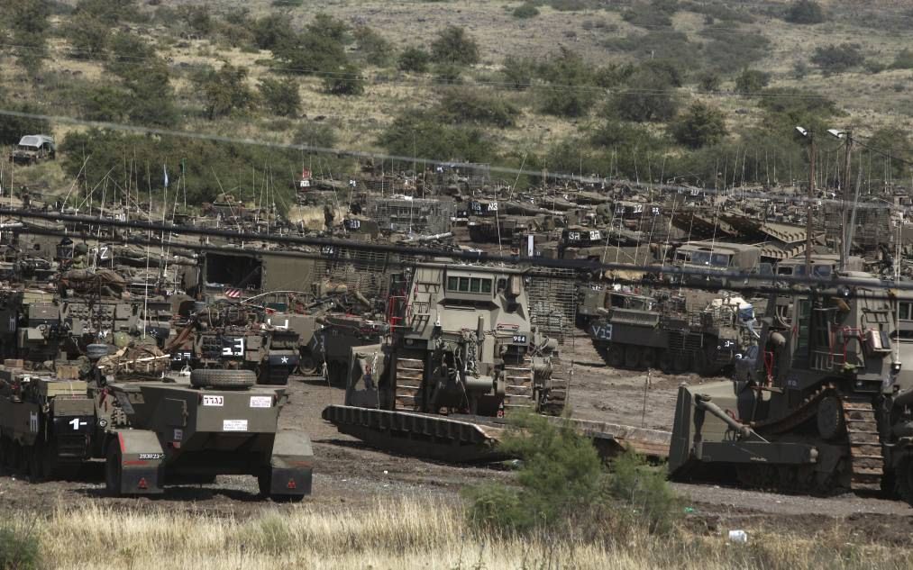 Een Israëlische tankdivisie maakt zich klaar voor een militaire oefening in de buurt van het dorp Mali Jamla op de Golanhoogte. beeld EPA