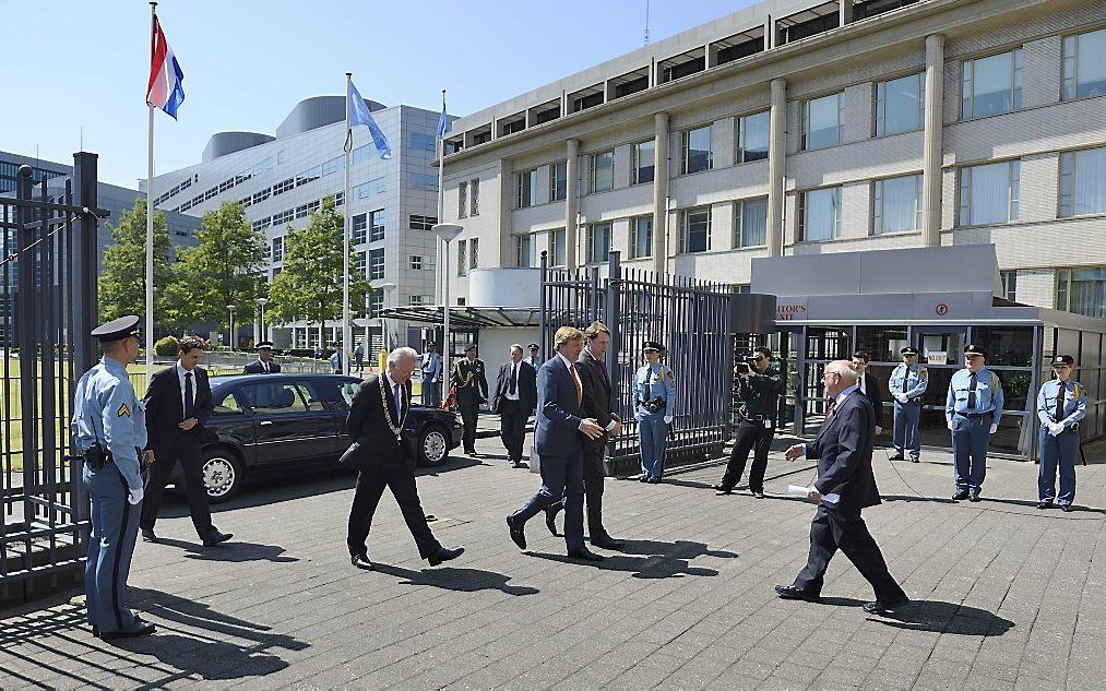 Koning Willem-Alexander wordt bij aankomst voor de viering van het twintigjarig bestaan van het Internationaal Straftribunaal voor het voormalige Joegoslavie ontvangen door president van de rechtbank Theodor Meron (R). beeld ANP