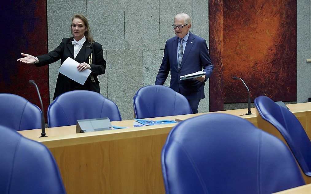 Een kamerbode leidt Pieter van Vollenhoven naar de regeringstafel. Van Vollenhoven steunt het wetsvoorstel van Ronald van Raak (SP) voor een Huis voor Klokkenluiders. beeld ANP